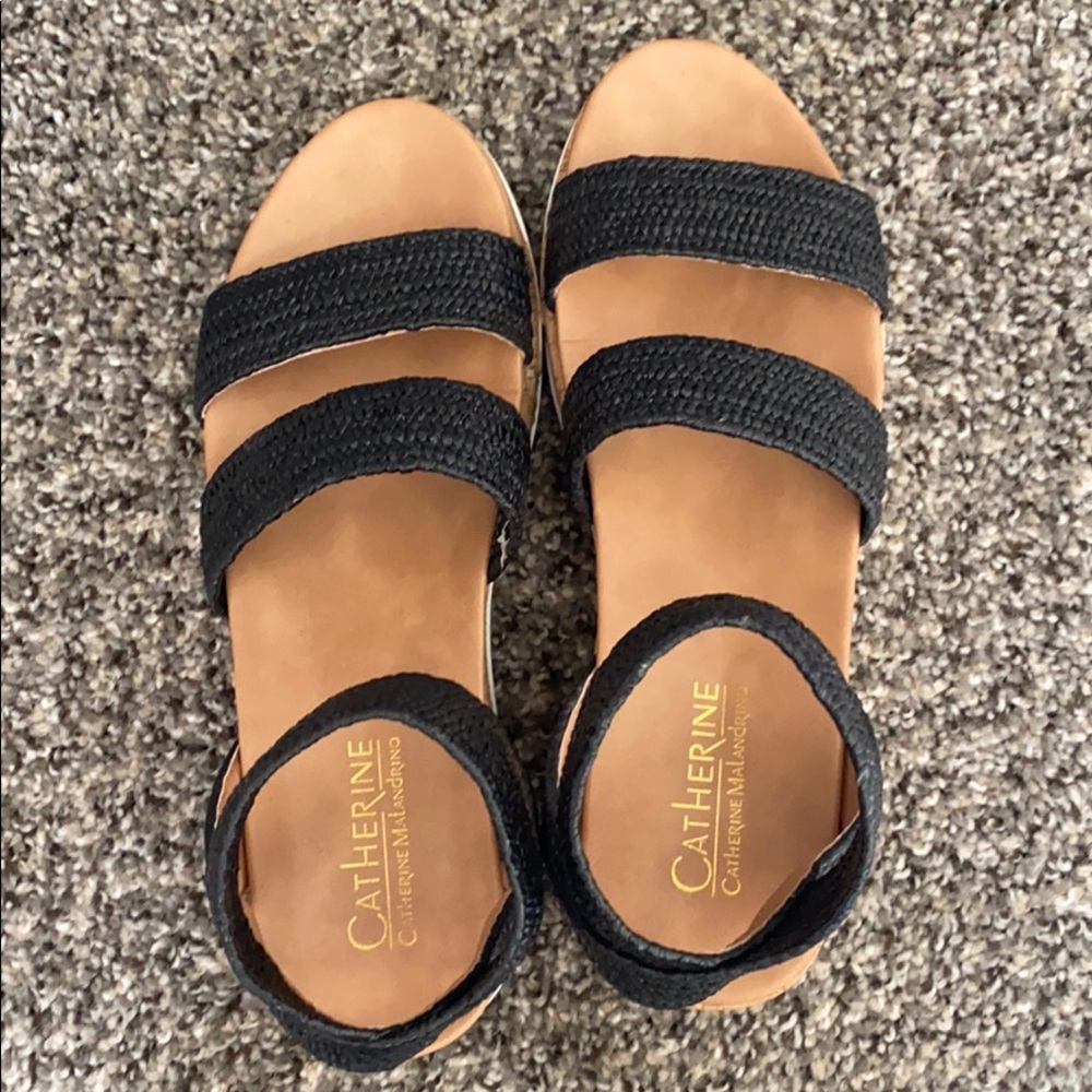 Cute strap sandals!